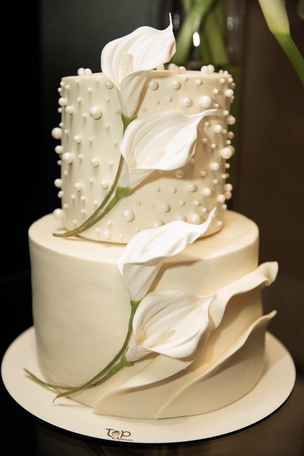 Bolo de casamento com copos-de-leite